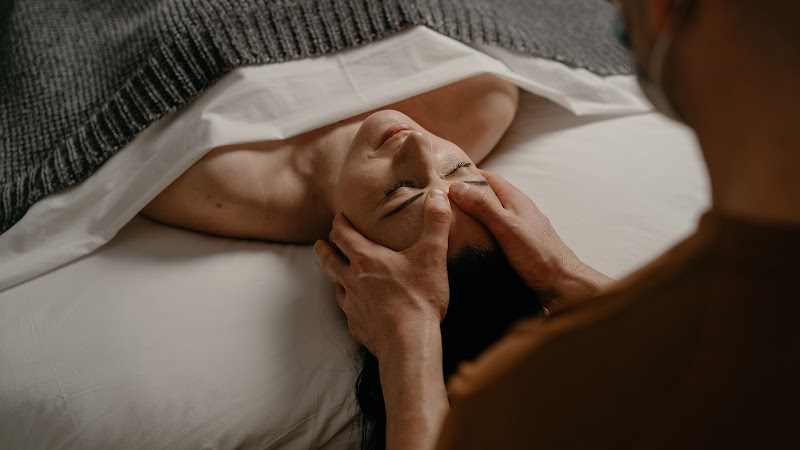 Holistic Massage Therapist / Remedial / Somatic / Swedish / Lomi-Lomi /